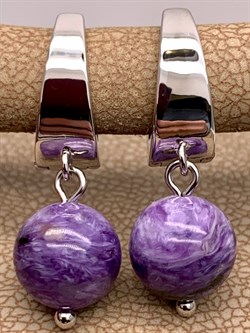 Серьги д.9 Чароит 107938 (4,64 гр, 9 мм, Чароит, Гладкий, Конго, Сиреневый) - фото 620731
